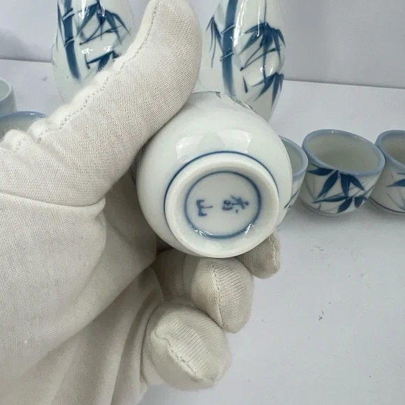 VINTAGE JAPANESE 14 PIECES SAKE SET, 12 CUPS, 2 BOTTLES, BLUE BAMBOO DESIGN - Picture 6 of 14